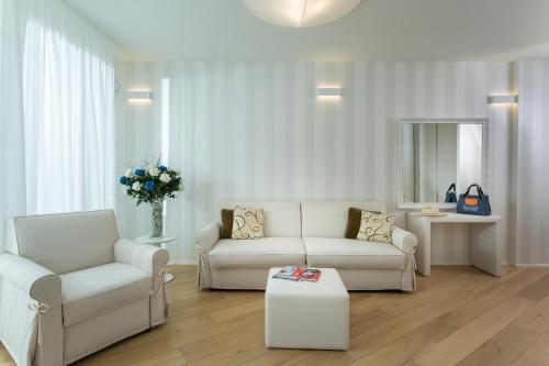 Embassy Aparthotel - image 8