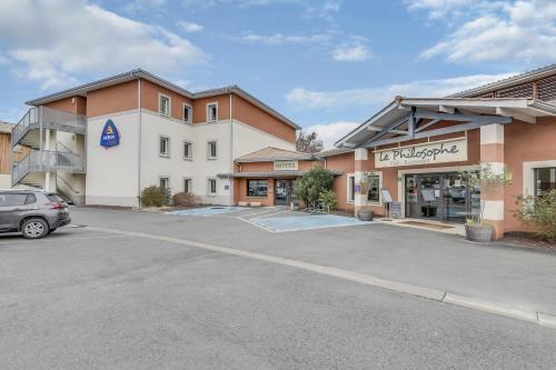 入口, Hôtel Restaurant AKENA La Brède (Hotel Restaurant AKENA La Brede) in 拉布雷德