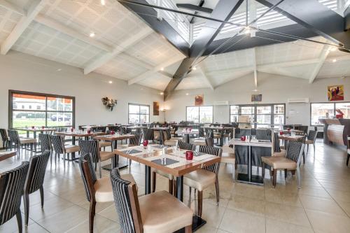 餐廳, Hôtel Restaurant AKENA La Brède (Hotel Restaurant AKENA La Brede) in 拉布雷德