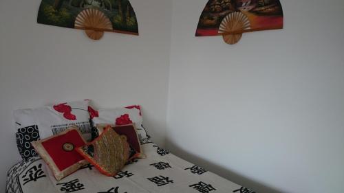 1 double bed, 2 twin beds