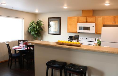 Autumn Leaf Furnished Apartments - image 9
