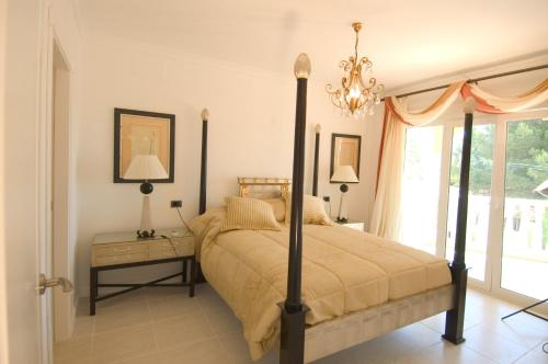One-Bedroom Apartment image 7