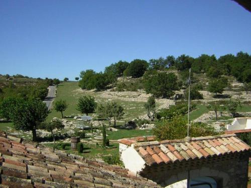 Gîtes de charme la FENIERE, 105 m2, 3 ch dans Mas en pierres, piscine chauffée, au calme, sud Ardèche