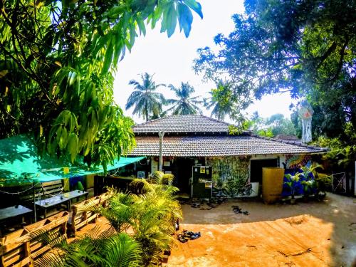 Exterior view, Happy Panda Hostel in Arambol