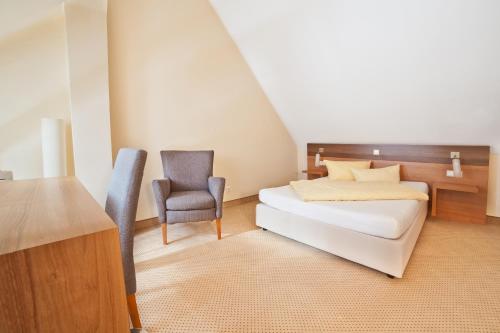 1 queen bed, 1 double bed