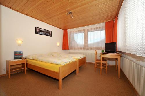 2 twin beds