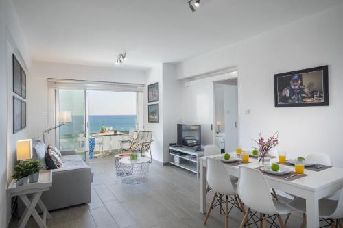 Mackenzie Zoe Seafront Suite - main image