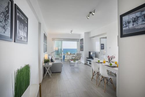 Mackenzie Zoe Seafront Suite - image 4