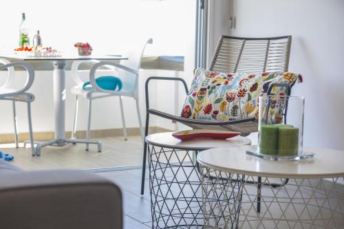 Mackenzie Zoe Seafront Suite - main image