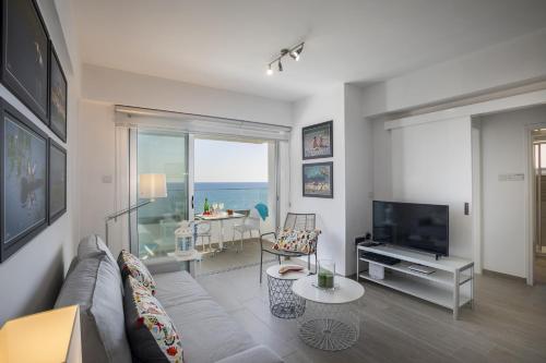 Mackenzie Zoe Seafront Suite - image 2