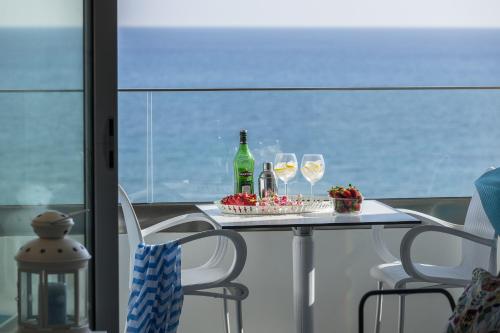 Mackenzie Zoe Seafront Suite - image 10