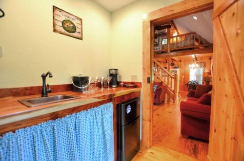 Cabin on the Creek 1117 - image 5