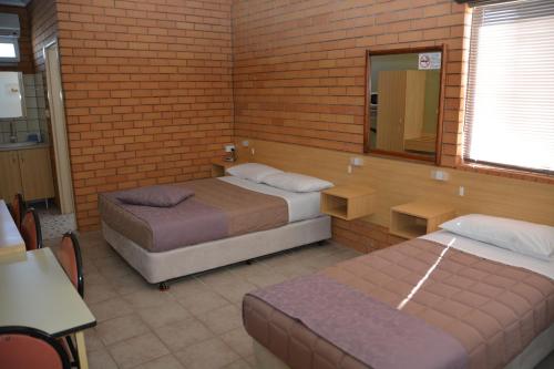 1 double bed, 2 twin beds