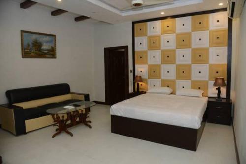 crossroads house 196 moo 8 tambon jong kham amphoe mueang mae hong son province 58000 mae hong son