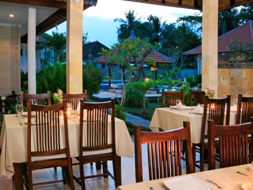 餐廳, 龐多克岩加拉度假村 (Pondok Jenggala Bungalow) in 倫邦岸島