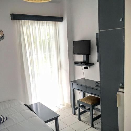  Aegeon Appartments-Plori Cafe Lounge Bar in Akhladherí