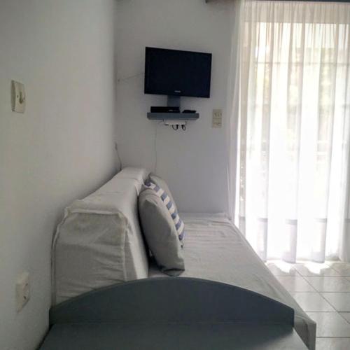  Aegeon Appartments-Plori Cafe Lounge Bar in Akhladherí