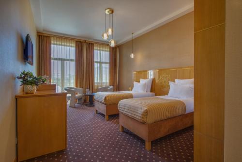 Ark Palace Hotel - image 2