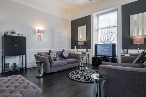 Marks At The Manor Luxury Riverside Apartments - Sleeps up to 4, with Parking and Sky TV