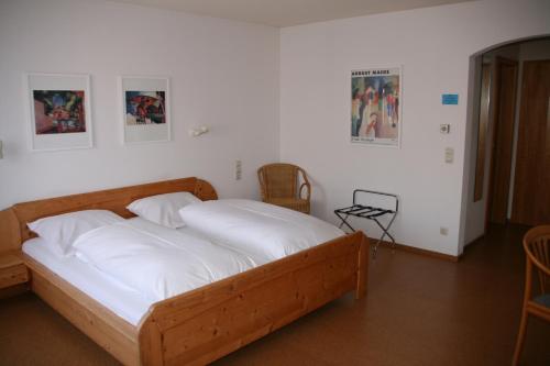 1 twin bed, 1 sofa bed