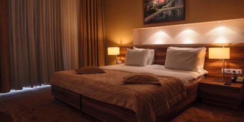 Avenue Hotel Baku Located in Nizami, Avenue Hotel Baku is a perfect starting point from which to explore Baku. Both business travelers and tourists can enjoy the propertys facilities and services. Service-minded staff