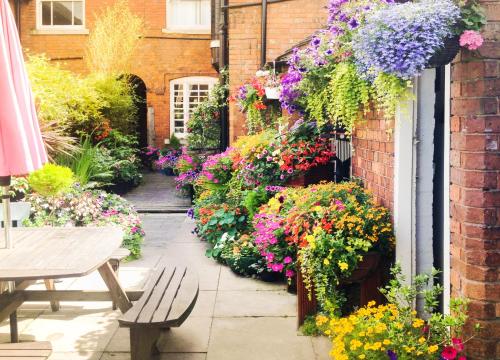 Bournville House & Cafe in Rednal