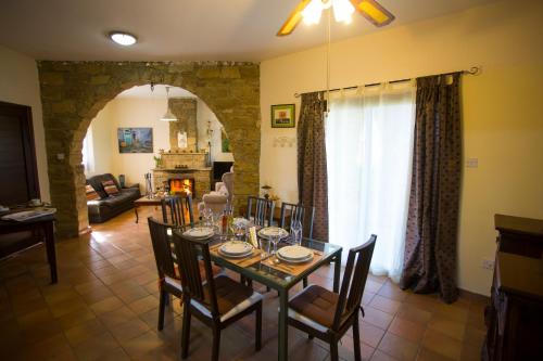 Kitchen, George Houses in Pendakomo