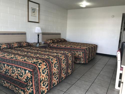 Super Lodge Motel El Paso Set in a prime location of El Paso (TX), Super Lodge Motel El Paso puts everything the city has to offer just outside your doorstep. The hotel offers a high standard of service and amenities to suit t
