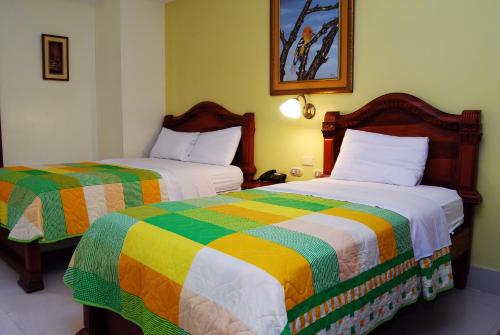 1 queen bed, 1 double bed