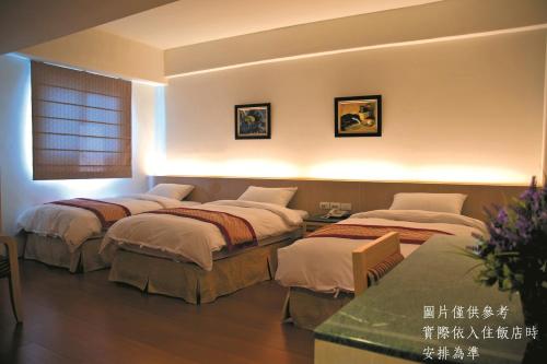 1 queen bed, 1 twin bed