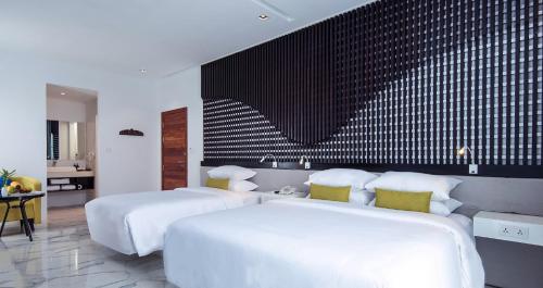 Luxury Family Suite with Balcony image 4