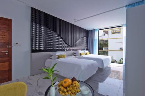 Luxury Family Suite with Balcony image 2