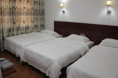 Zhangjiajie Yijiaqin Hotel Ideally located in the Yongding area, Zhangjiajie Yijiaqin Hotel promises a relaxing and wonderful visit. Both business travelers and tourists can enjoy the propertys facilities and services. Service