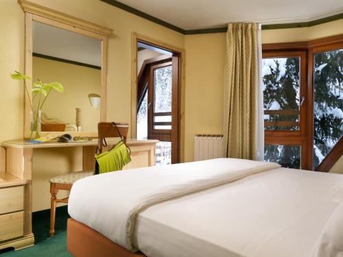 1 queen bed, 2 twin beds
