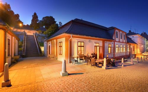 ห้องอาหาร, Jeschkeho vila a Lazensky dum in คุคส์