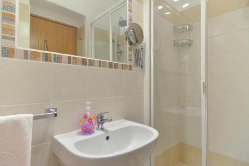 B&T Rooms - image 10