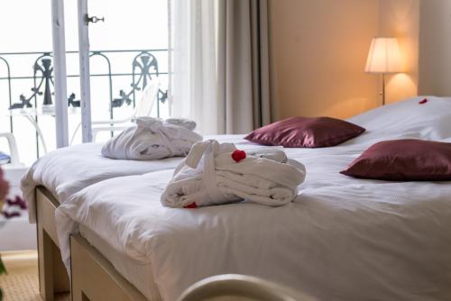 2 twin beds