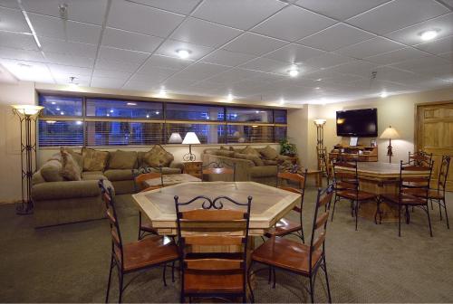 Shared lounge/TV area, The Christie Lodge – All Suite Property Vail Valley/Beaver Creek in Avon
