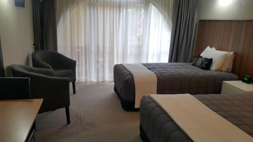 1 queen bed, 1 twin bed