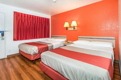 2 double beds