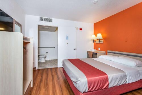 Motel 6-Vacaville, CA Located in Vacaville, Motel 6 Vacaville is a perfect starting point from which to explore Vacaville (CA). Both business travelers and tourists can enjoy the hotels facilities and services. Take advan