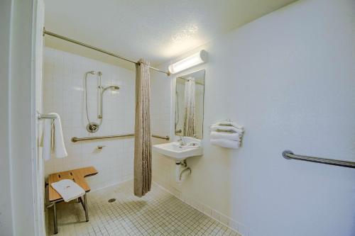 Motel 6-San Antonio, TX - Fort Sam Houston Stop at Motel 6 San Antonio - Ft Sam Houston to discover the wonders of San Antonio (TX). The hotel offers a wide range of amenities and perks to ensure you have a great time. Service-minded staff wil