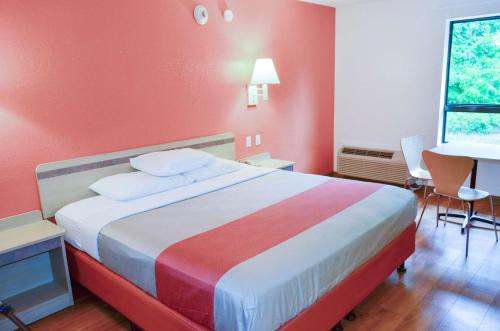 Motel 6-Albany, NY Stop at Motel 6 Albany to discover the wonders of Albany (NY). The hotel has everything you need for a comfortable stay. 24-hour front desk, facilities for disabled guests, laundry service, smoking ar