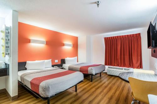 Motel 6-Harvey, IL Set in a prime location of South Holland (IL), Motel 6 Harvey puts everything the city has to offer just outside your doorstep. The hotel offers a wide range of amenities and perks to ensure you have 