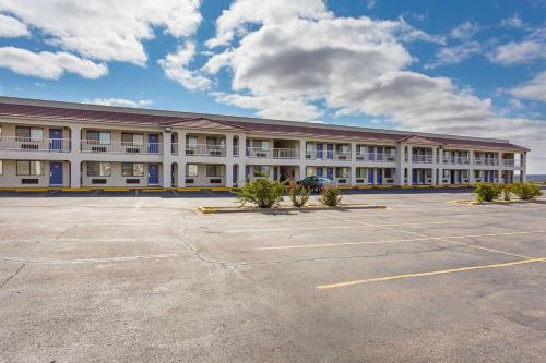 Rodeway Inn - image 8