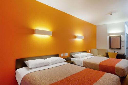 2 queen beds