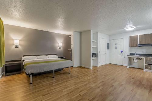 Deluxe Queen Room - Non-Smoking