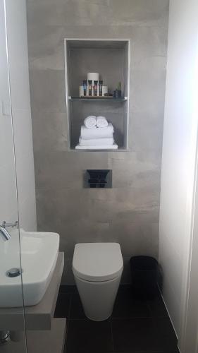 Bathroom, The Avenue Inn in Naracoorte