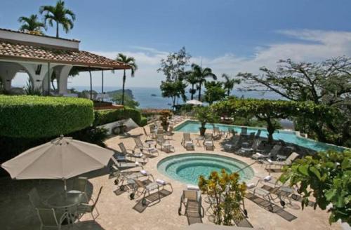 Swimming pool, La Mariposa Apartments in Quepos