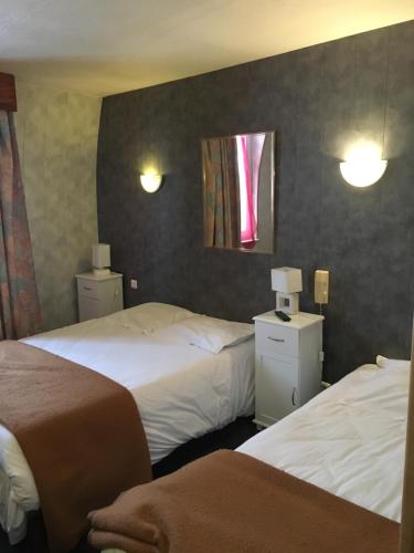 1 double bed, 1 twin bed